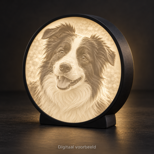 Digitaal gegenereerd voorbeeld van een ronde lithofaan-lightbox met verlichte hondenfoto, zwarte behuizing en geïntegreerde voet. Geen foto van een daadwerkelijk vervaardigd exemplaar.